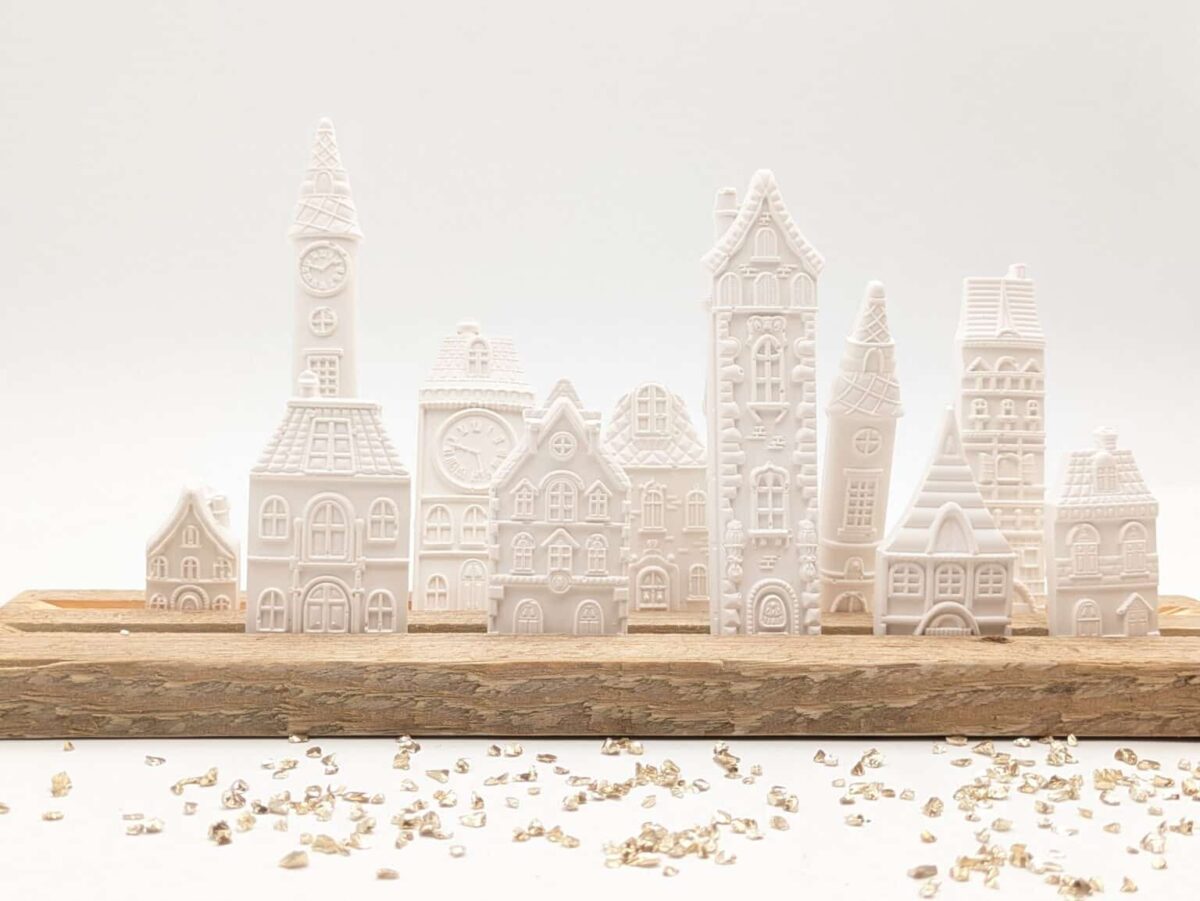 Le village de noël de Bertille en plâtre. Emballer dans sa jolie boîte en Kraft.