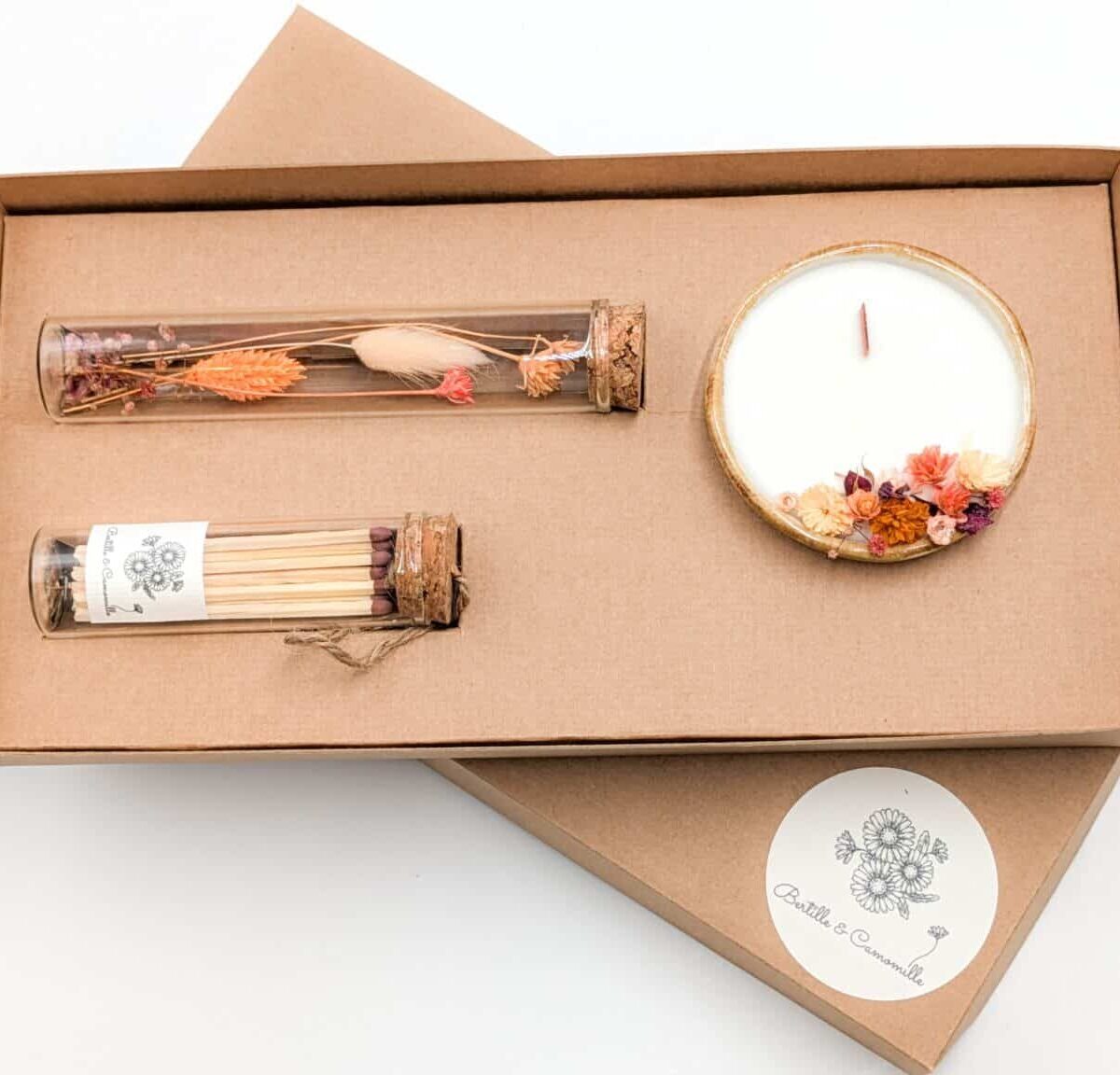 Coffret cadeau avec bougie en fleurs séchées parfumée chance, fioles d'allumettes et éprouvette de fleurs séchées aux couleurs roses et oranges, le tout dans une jolie boîte en kraft.