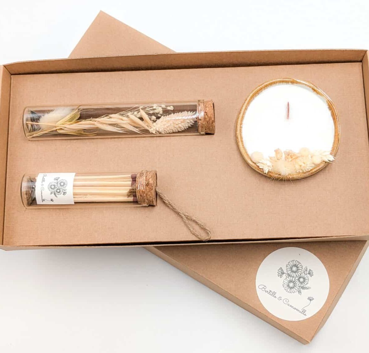 Coffret cadeau avec bougie en fleurs séchées parfumée coton, fioles d'allumettes et éprouvette de fleurs séchées aux couleurs coton, le tout dans une jolie boîte en kraft.