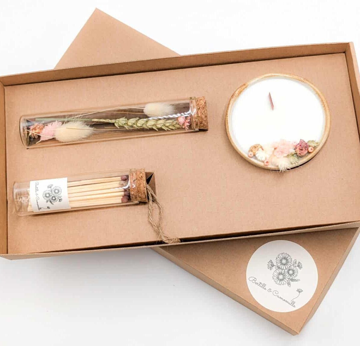 Coffret cadeau avec bougie en fleurs séchées parfumée rose ancienne, fioles d'allumettes et éprouvette de fleurs séchées aux couleurs roses et vertes, le tout dans une jolie boîte en kraft.