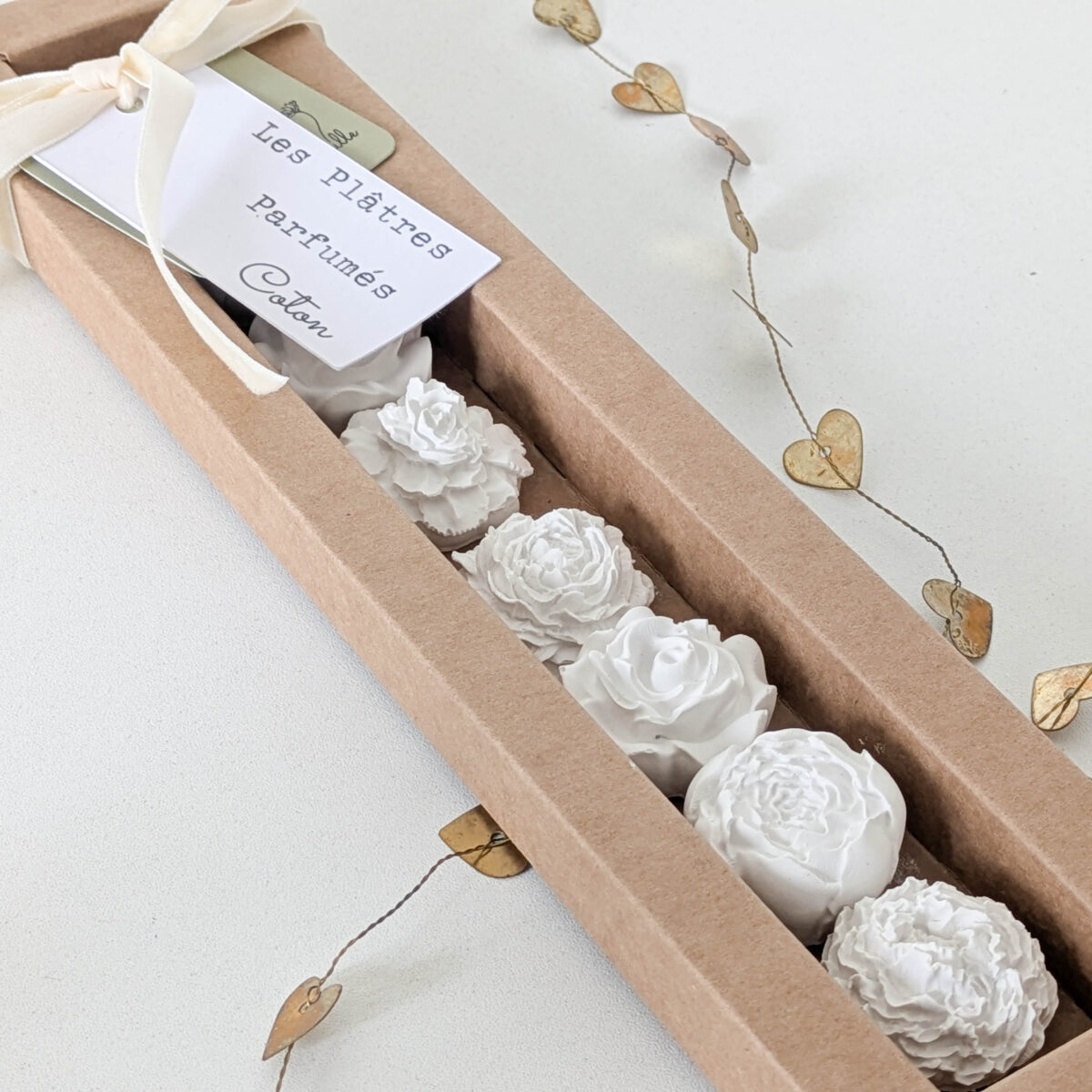 Ce coffret de mini plâtres fleuris est disponible en 4 senteurs différentes. Faits à la main en Bourgogne avec un parfum de Grasse, ils sont emballés dans un joli emballage en kraft.