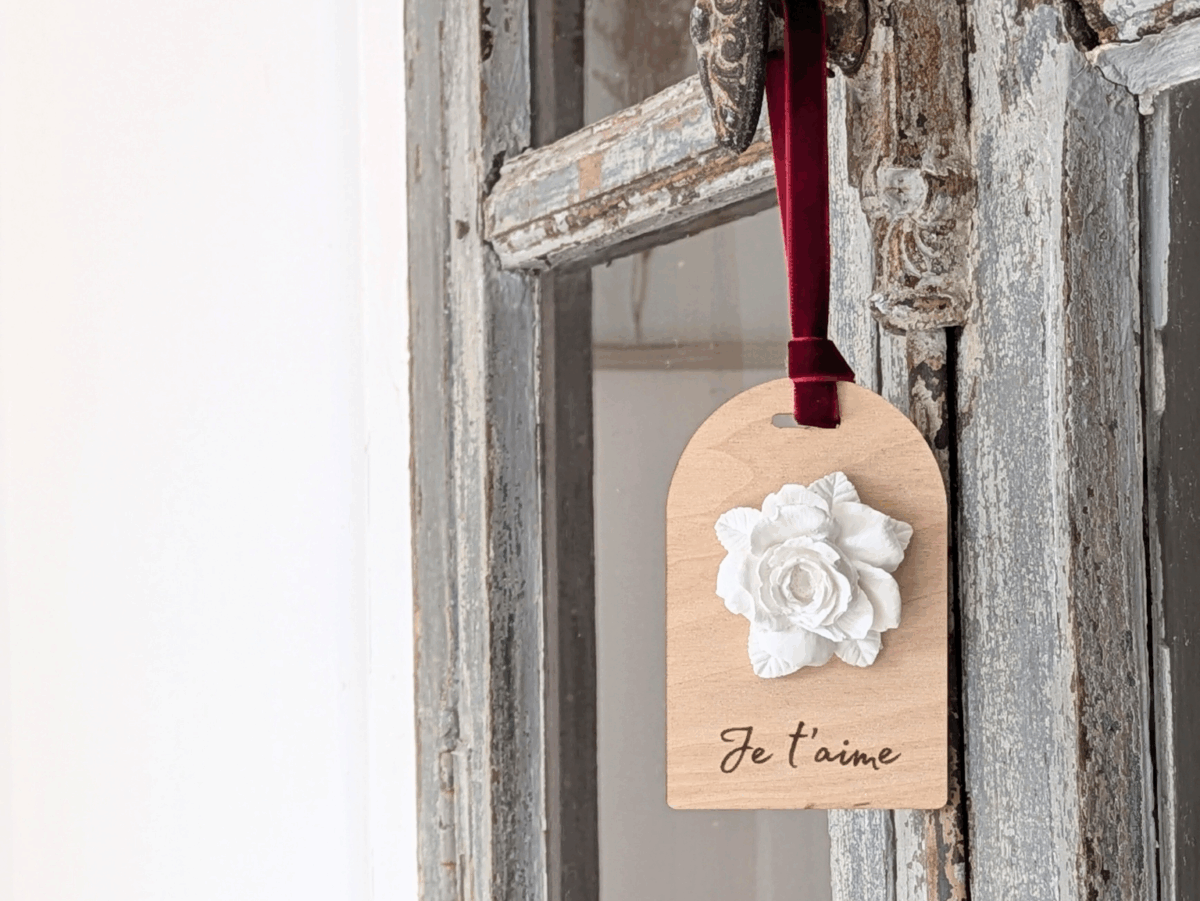 Décor en plâtre parfumé message "je t'aime" parfum rose ancienne.